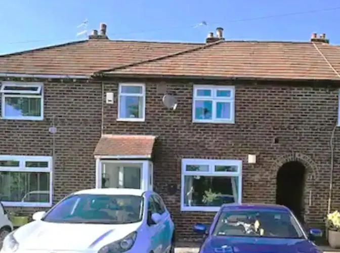 House With 3 Bedroom And 2 Parking Bays - Airport 6 Min Walk