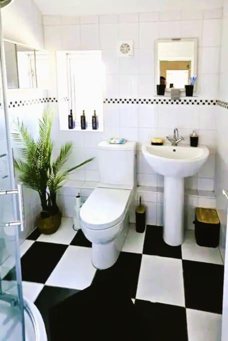 House With 3 Bedroom And 2 Parking Bays - Airport 6 Min Walk Vakantiehuis