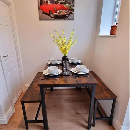 House With 3 Bedroom And 2 Parking Bays - Airport 6 Min Walk Manchester Buitenkant foto
