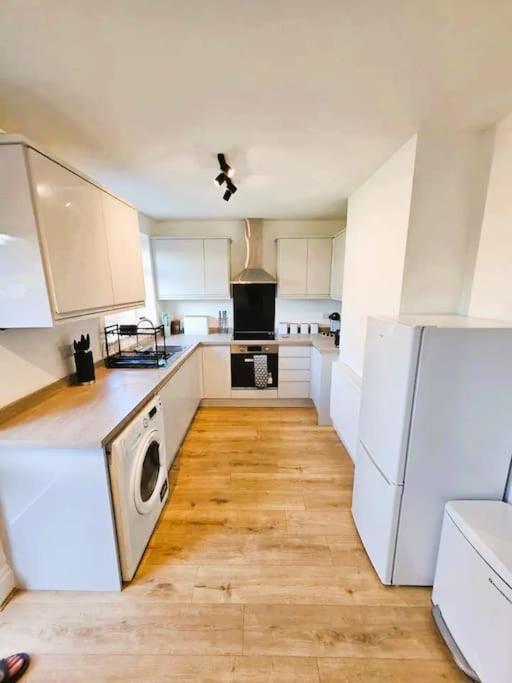 House With 3 Bedroom And 2 Parking Bays - Airport 6 Min Walk Holiday home *